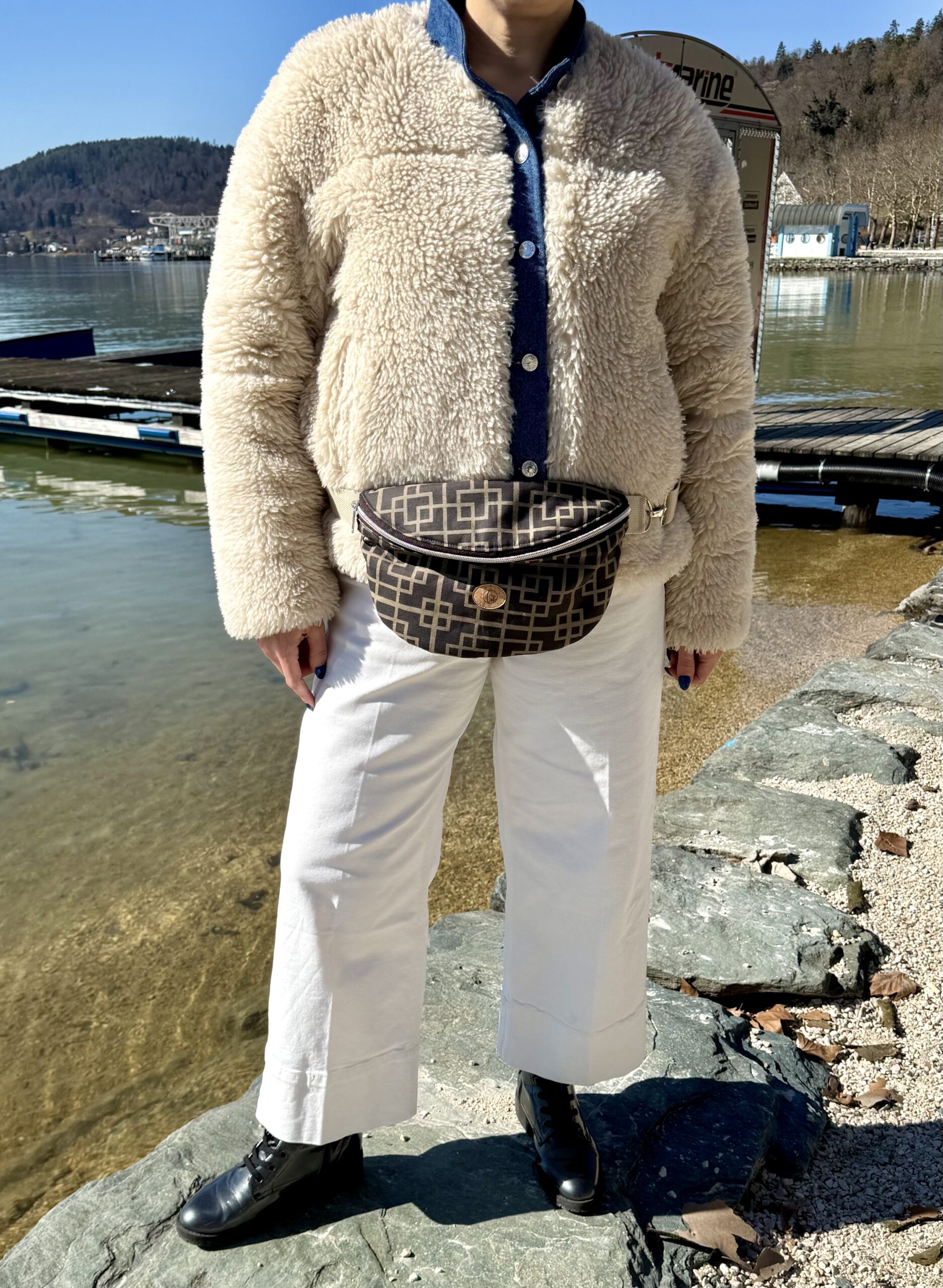 Bauchtasche aus Canvas in Schokobraun und Beige um den Bauch getragen.