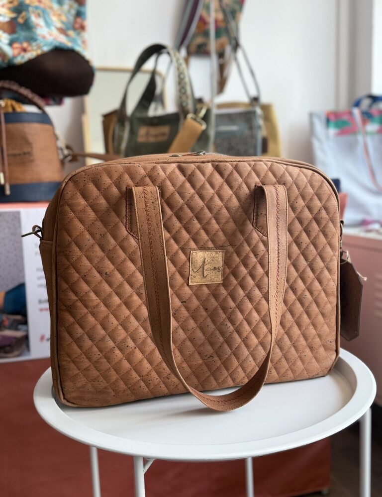 Elegante handgemachte Businesstasche aus nachhaltigem Kork – Vorderansicht, leichte und wasserabweisende Schultertasche mit veganem Innenfutter