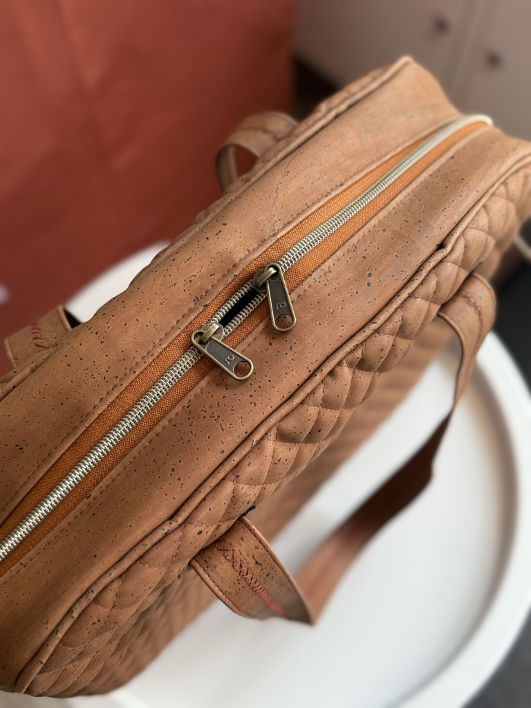 Businesstasche aus Kork – Ansicht von oben mit Gusset und praktischem Doppelreißverschluss