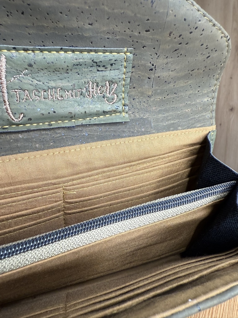 Innenaufnahme des dunkelgrünen Portemonnaies aus Kork, viele Karten- und Längsfächer, geräumig und handgefertigt