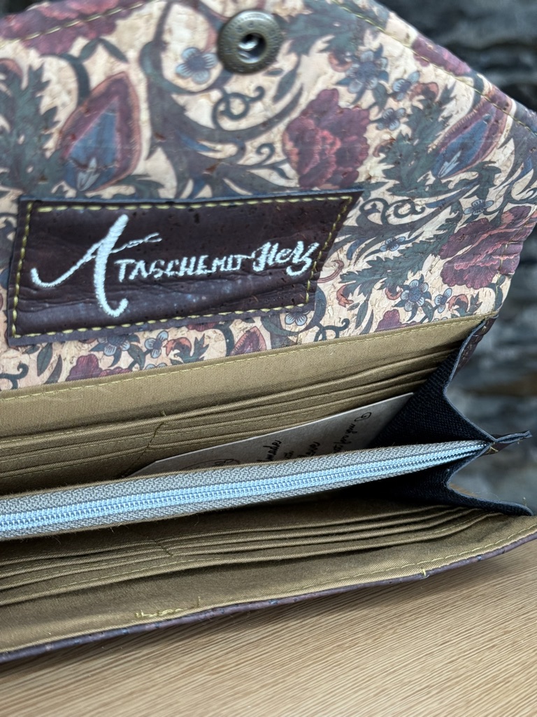 Innenaufnahme des dunkelbraunen Kork-Portemonnaies mit Rosenklappe, viele Karten- und Längsfächer, handgefertigt