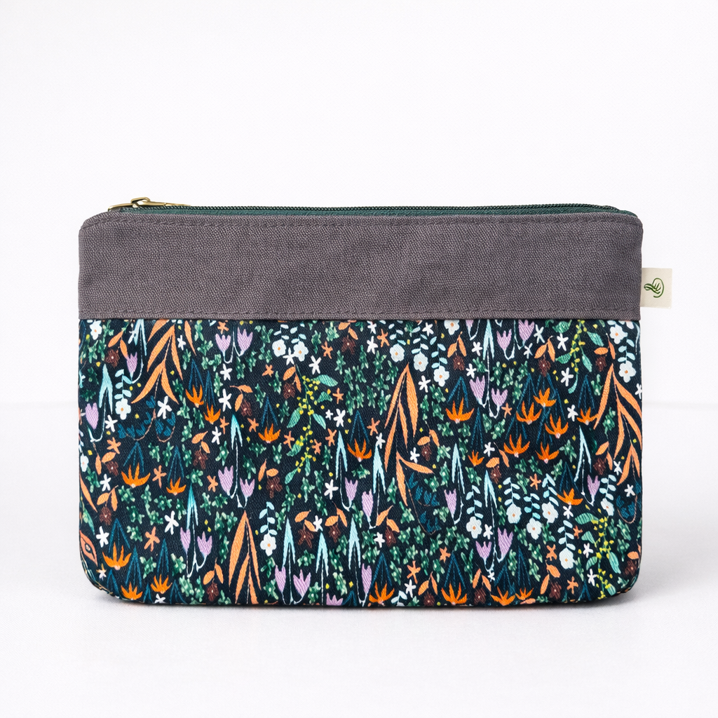 Handgemachte Schminktasche aus Oilskin und Baumwollcanvas, flach und minimalistisch, gefertigt in Österreich