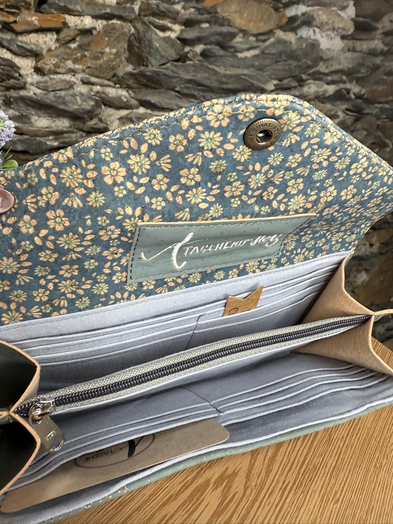 Innenansicht der großen Brieftasche aus Kork mit Kartenfächern, Scheinfächern und Reißverschluss-Münzfach