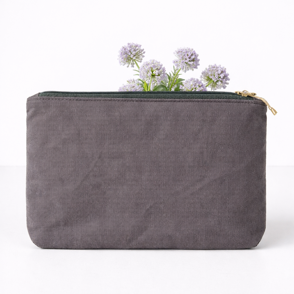 Rückansicht einer handgemachten Schminktasche aus grauem Oilskin, wasserabweisend und vegan