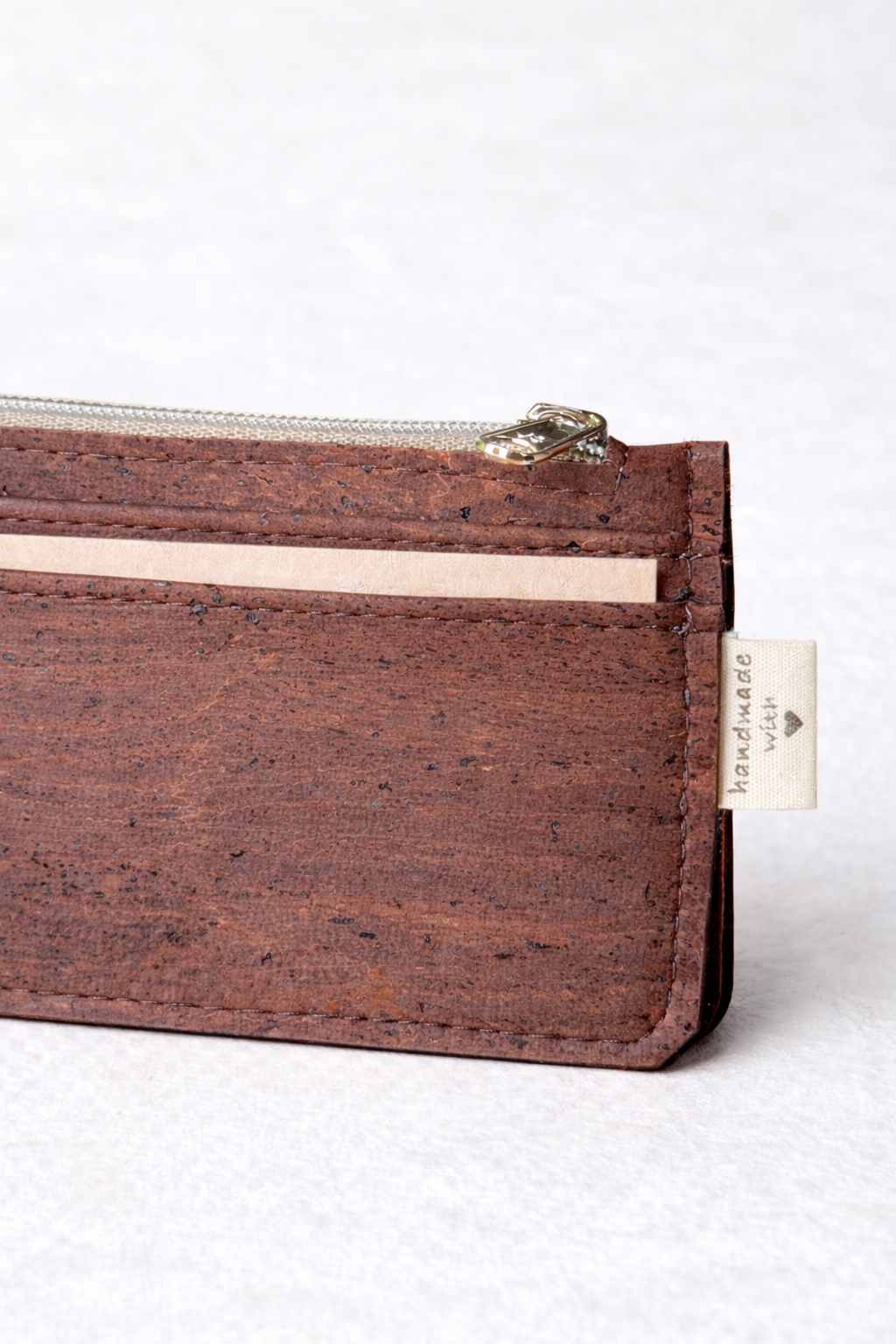Detailansicht Kartenhalter aus Kork mit vier Kartenfächern und Reißverschluss