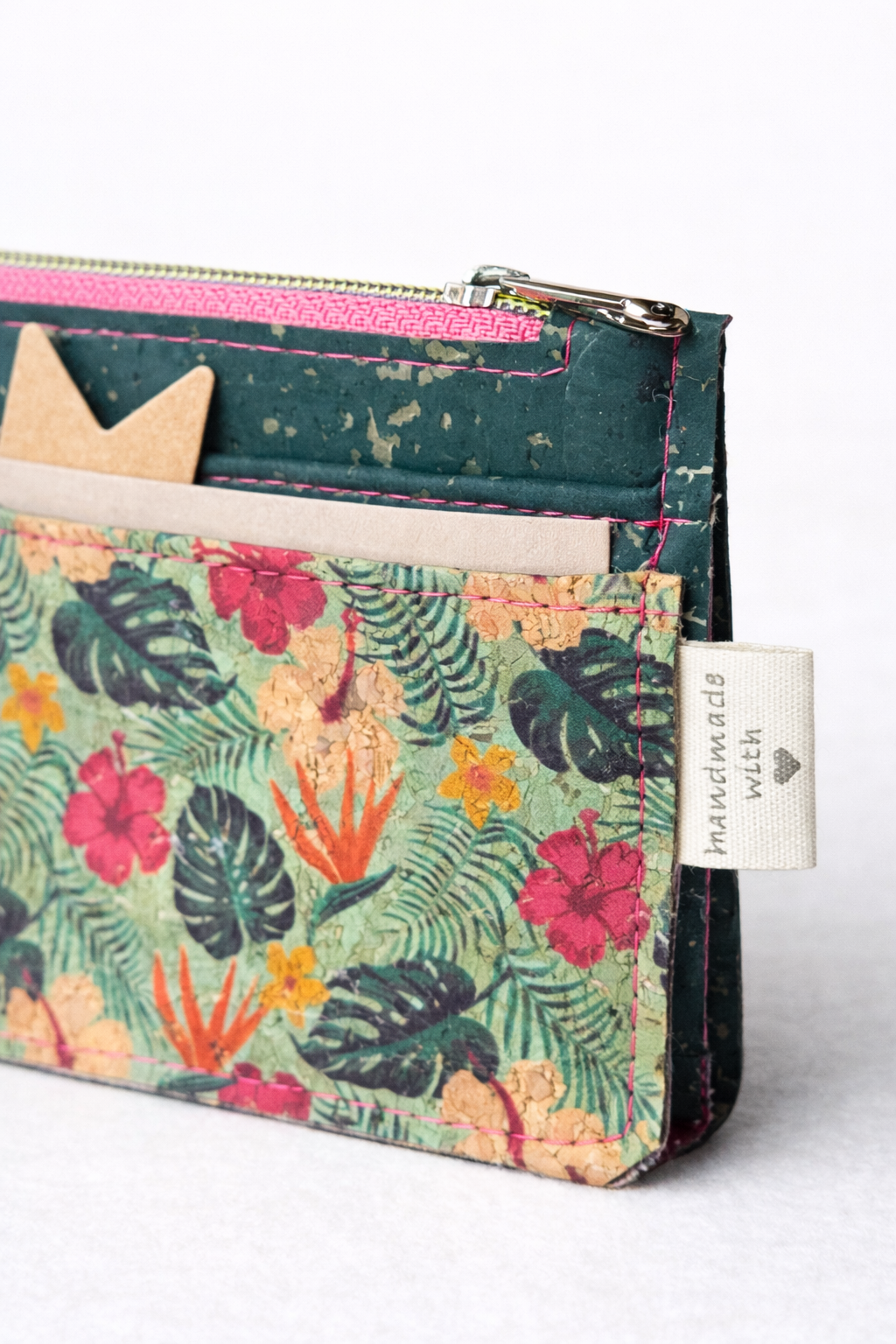 Detailansicht Kartenhalter aus Kork mit Blumenmuster, Kartenfächern und Reißverschluss