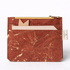 Handgemachter Kartenhalter aus Kork in Rostrot mit Goldakzenten und M&uuml;nzfach, gefertigt in &Ouml;sterreich