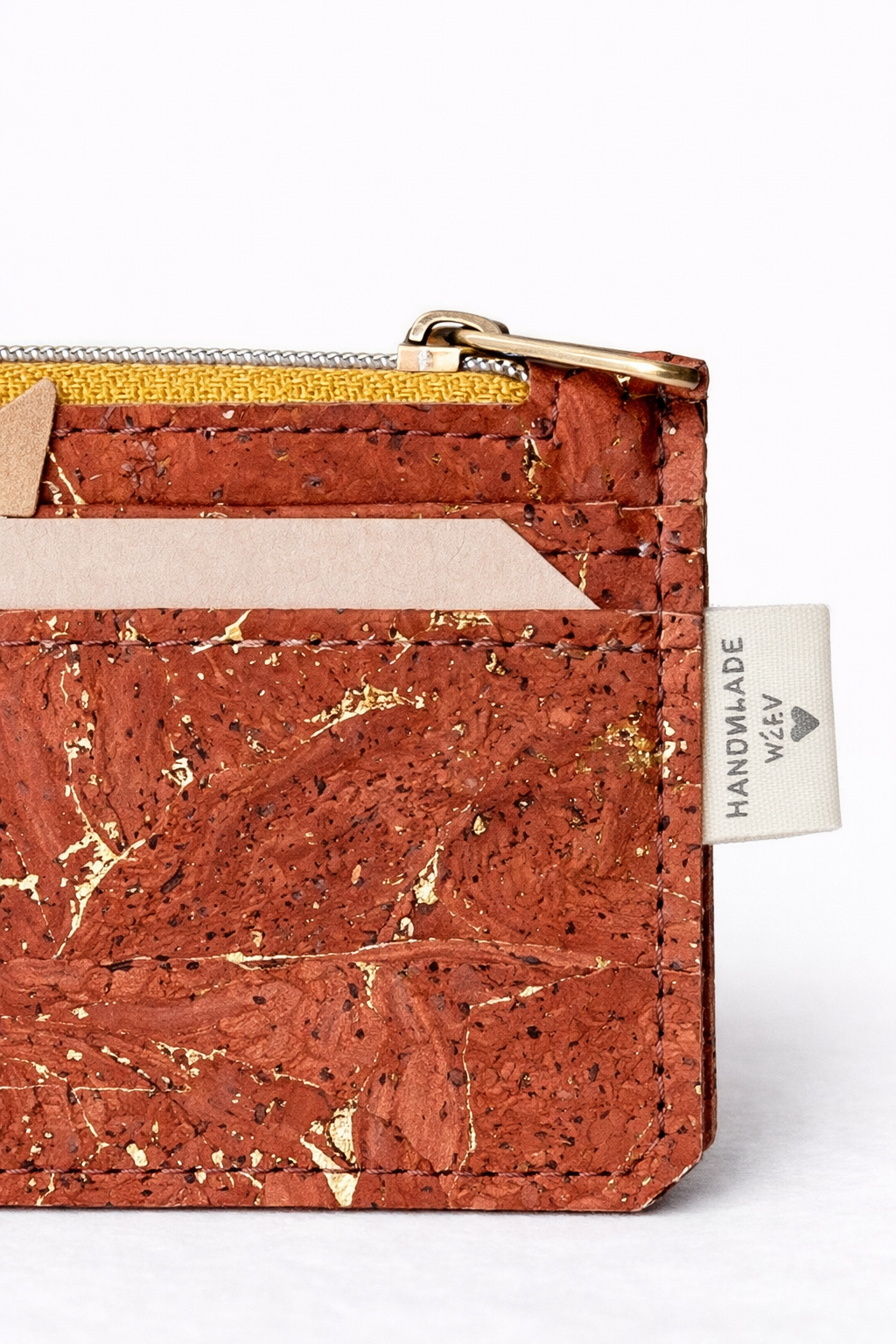 Detailansicht Kartenhalter aus Kork mit goldenen Akzenten und Reißverschluss