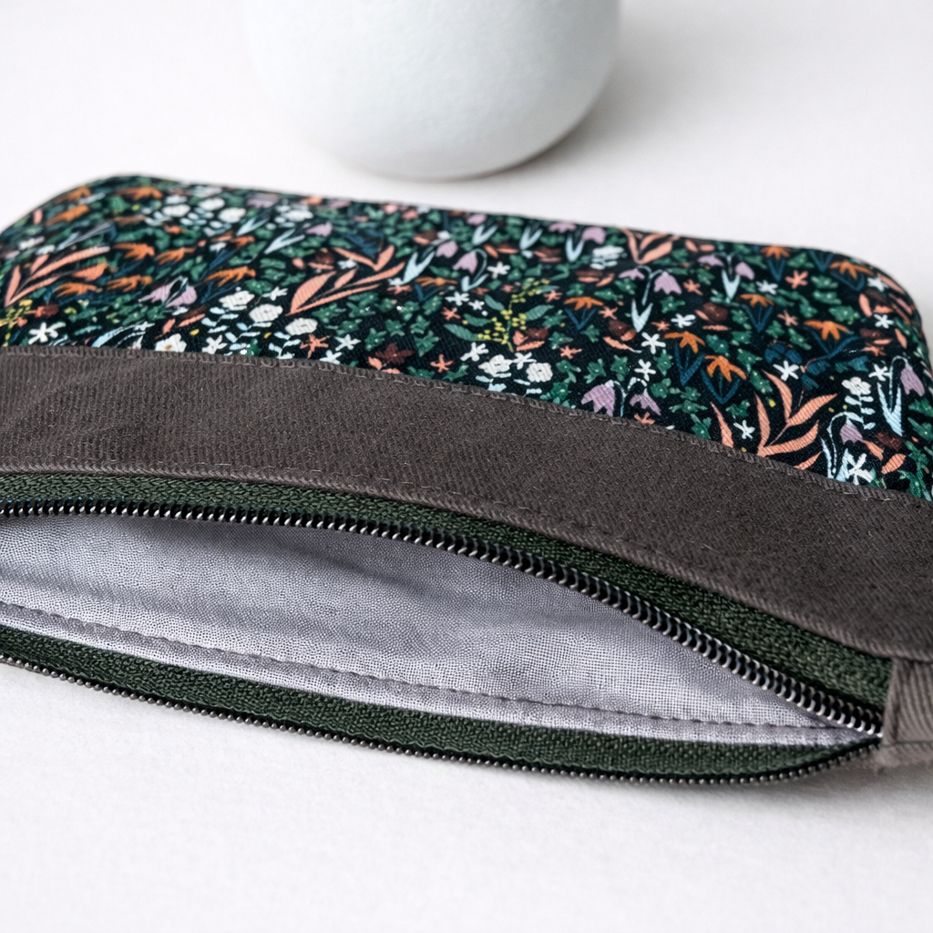 Offene Schminktasche mit hellgrauem Baumwollfutter, übersichtlich und funktional